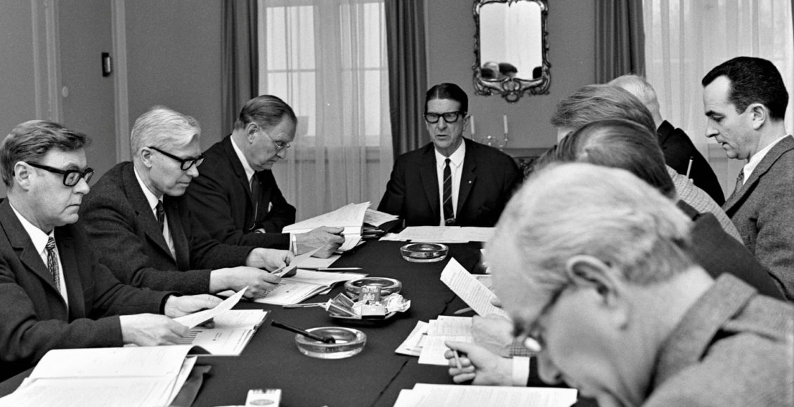Hydro opprettet et forum for bedriftslegene. Bildet er fra et møte på Herøya, trolig på 1950-tallet. Ved bordenden ses Eivind Thiis-Evensen og Sturla Schie sitter som nr 3 fra venstre. (Foto: Hydro/NIA).