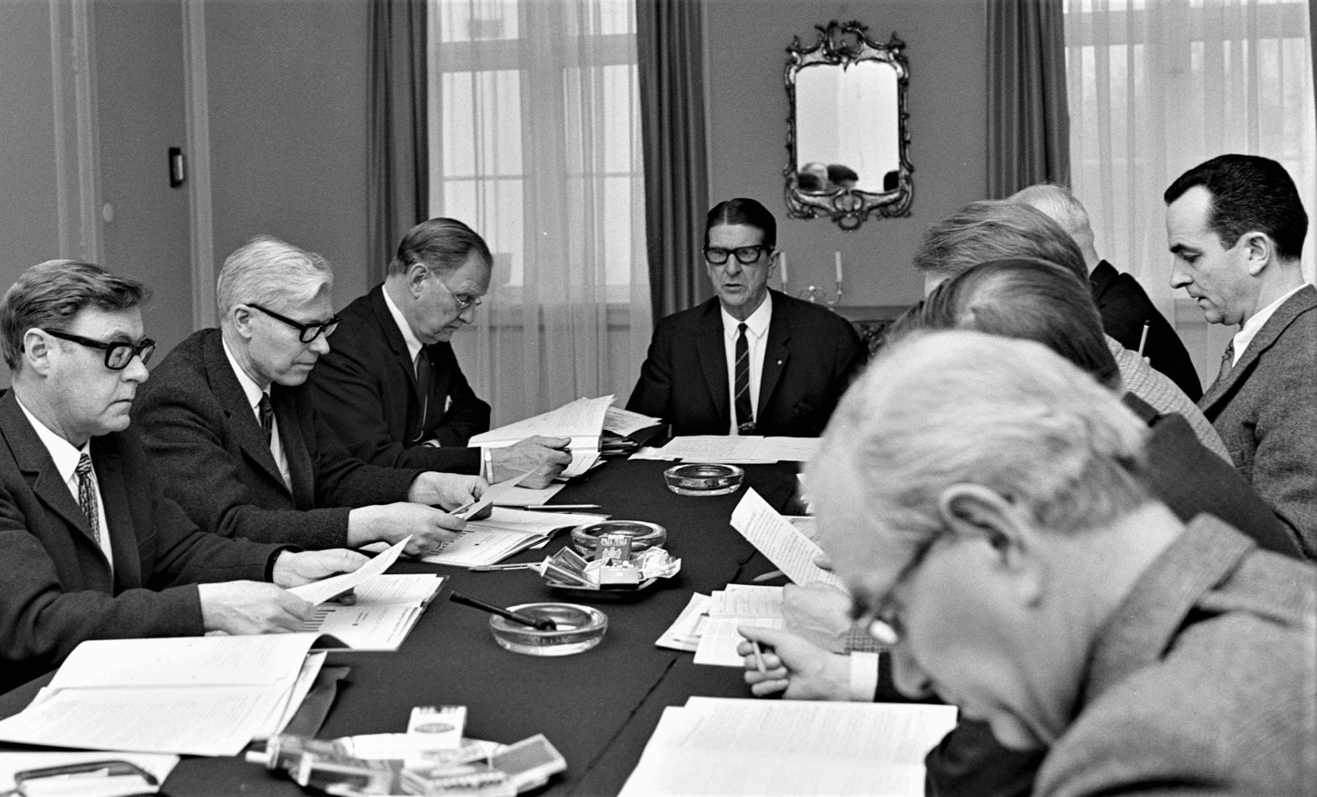 Hydro opprettet et forum for bedriftslegene. Bildet er fra et møte på Herøya, trolig på 1950-tallet. Ved bordenden ses Eivind Thiis-Evensen og Sturla Schie sitter som nr 3 fra venstre. (Foto: Hydro/NIA).