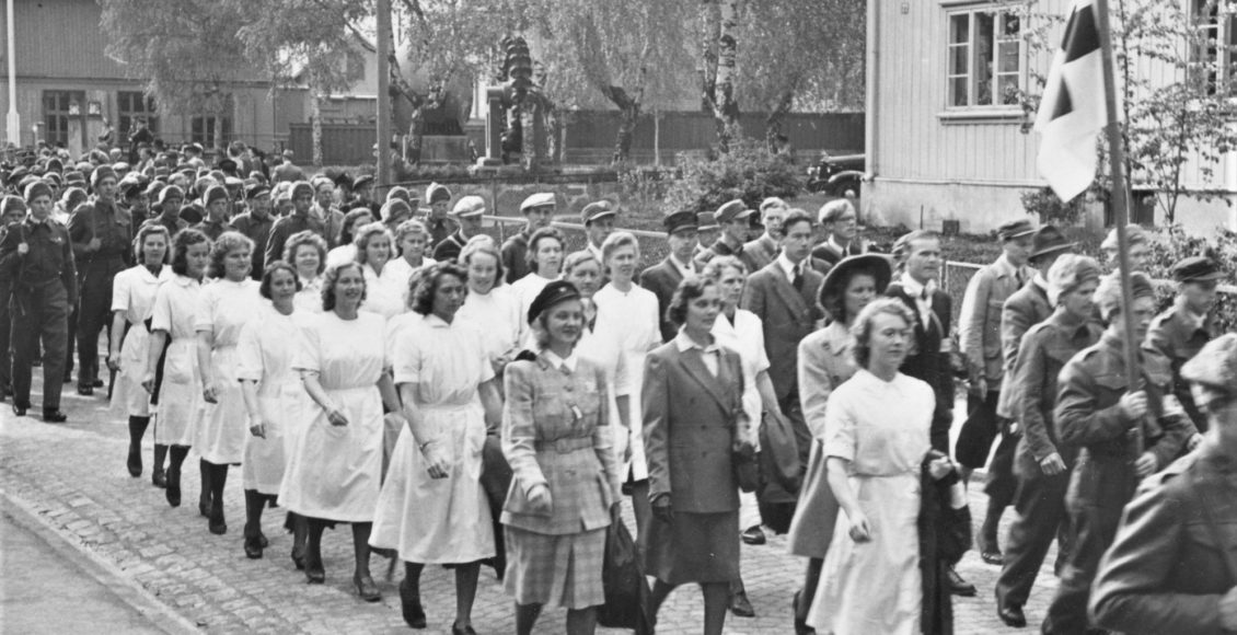 Lottene i 17. mai-toget på Rjukan. Lottene ble hedret for sin innsats i krigsårene. De gjorde en innsats innenfor en rekke områder, så som sanitet, samband, transport og forpleining. (Foto: P. Longum-samlingen/NIA).