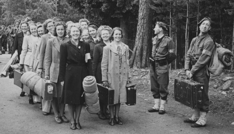 På vei til hovedstaden: Lottene på Rjukan ble invitert til Oslo for å være med i feiringen av kongens hjemkomst 7. juni 1945. (Foto: P. Longum-samlingen/NIA).