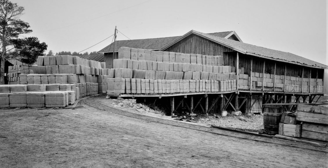 Tremasse klar for utskiping fra Tinfos papirfabrik, Notodden, som kom i drift på midten av 1870-tallet. (Foto: Tinfos/NIA).