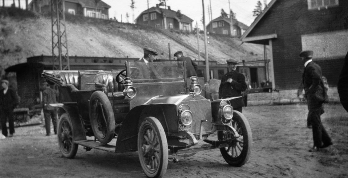 En ventende bil på Notodden stasjon høsten 1910. (Foto: Per Stang (NTM).