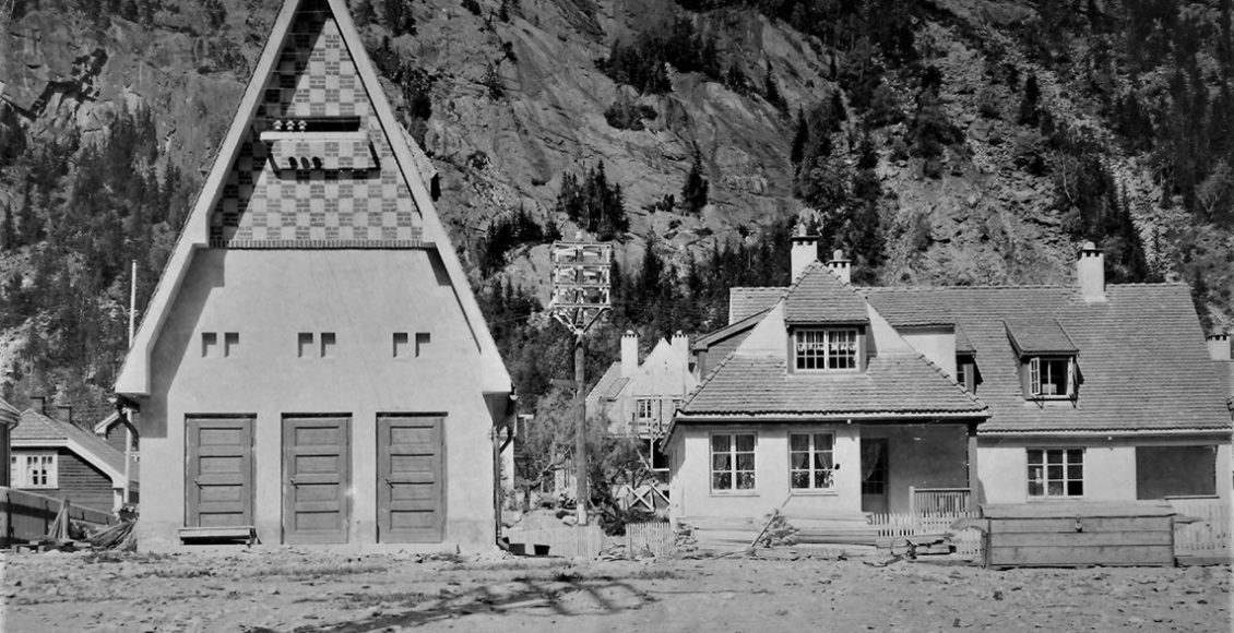 Utbygging av vannkraft ga også tidlig strømforsyning til private husholdninger. Her fra Bøen på Rjukan i 1911. (Foto: NIA).