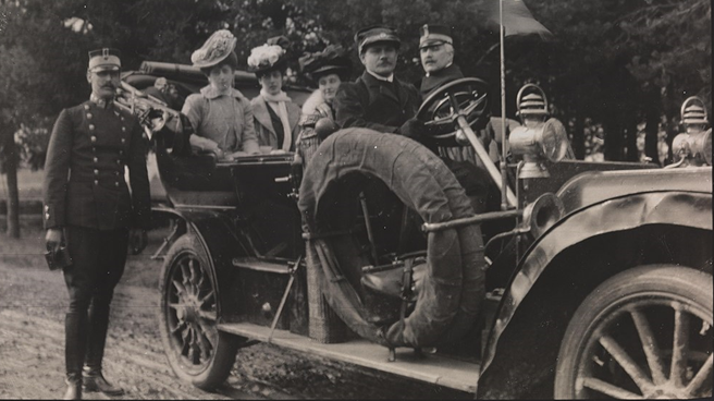 Kong Haakon VII gjorde mange besøk til Notodden og fikk flere ganger låne både Eydes bil og sjåfør. Ved denne anledningen er også dronning Maud og – kan det se ut til – en av hennes søstre med på turen. (Foto: Wikimedia Commons).