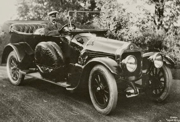 Kong Haakon i sin Minerva, 1920. (Foto: A. B. Wilse).