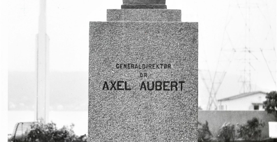Mannen man takket: En byste av Axel Aubert ble avduket på Herøya på 1940-tallet. Aubert var den som ga form og format til Hydros store teknologiskifte og omfattende nybygginger i siste del av 1920-tallet. (Foto: Hydro/NIA).