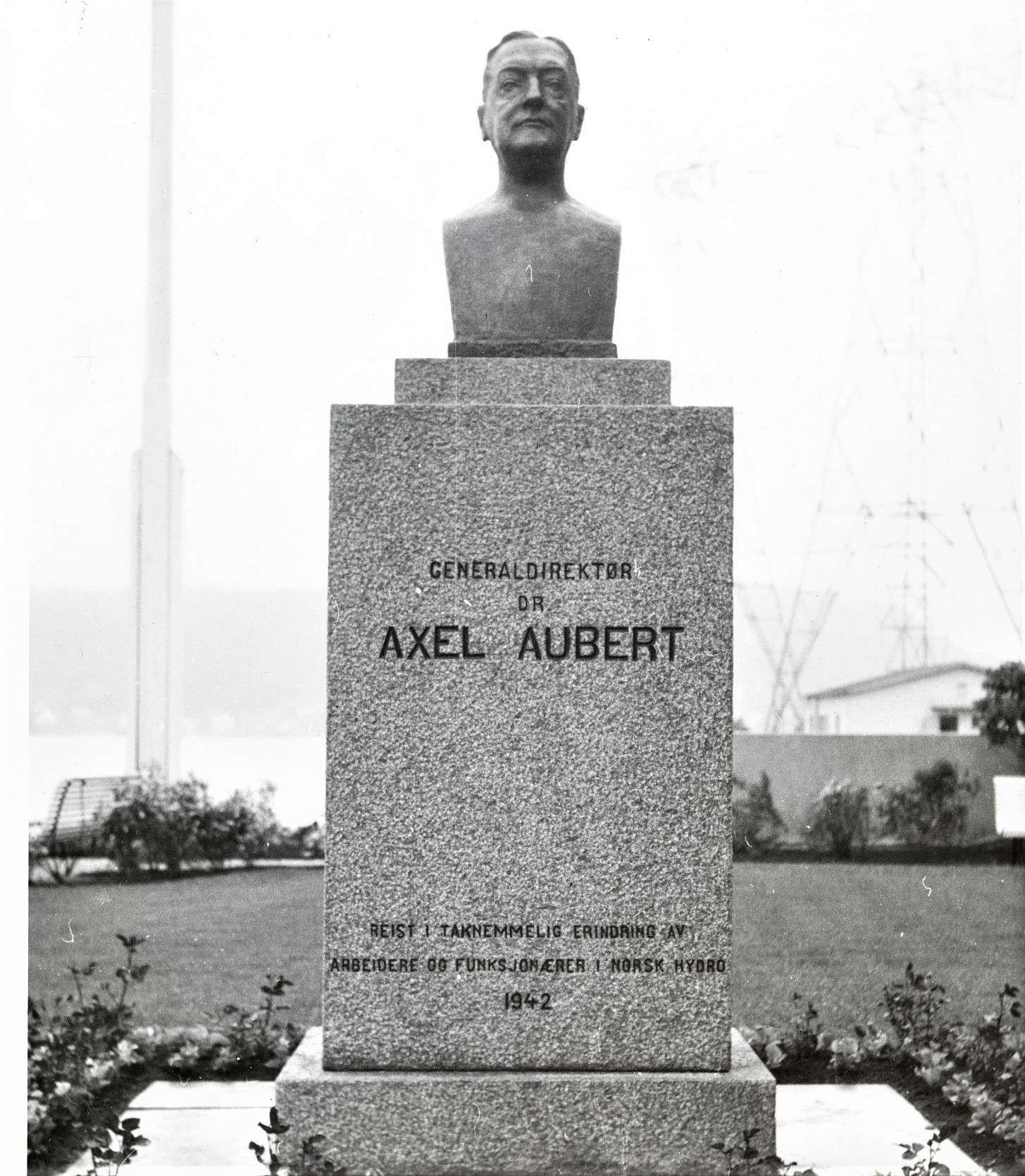 Mannen man takket: En byste av Axel Aubert ble avduket på Herøya på 1940-tallet. Aubert var den som ga form og format til Hydros store teknologiskifte og omfattende nybygginger i siste del av 1920-tallet. (Foto: Hydro/NIA).