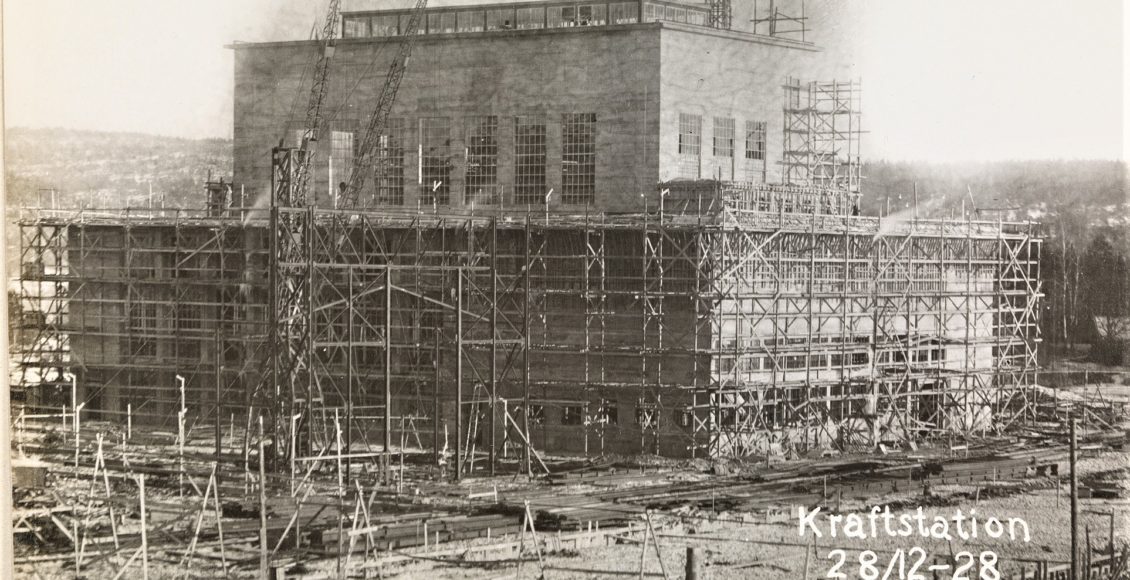Varmekraftverk anno 1928: Den første utbyggingen på Herøya kom før det var aktuelt med konsesjon for overføring av kraft fra øvre deler av Telemark. Derfor ble det i 1928-29 bygd et varmekraftverk til de første fabrikkene. (Foto: Hydro/NIA).