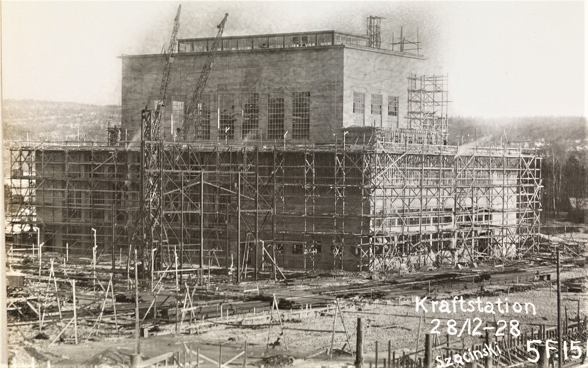 Varmekraftverk anno 1928: Den første utbyggingen på Herøya kom før det var aktuelt med konsesjon for overføring av kraft fra øvre deler av Telemark. Derfor ble det i 1928-29 bygd et varmekraftverk til de første fabrikkene. (Foto: Hydro/NIA).