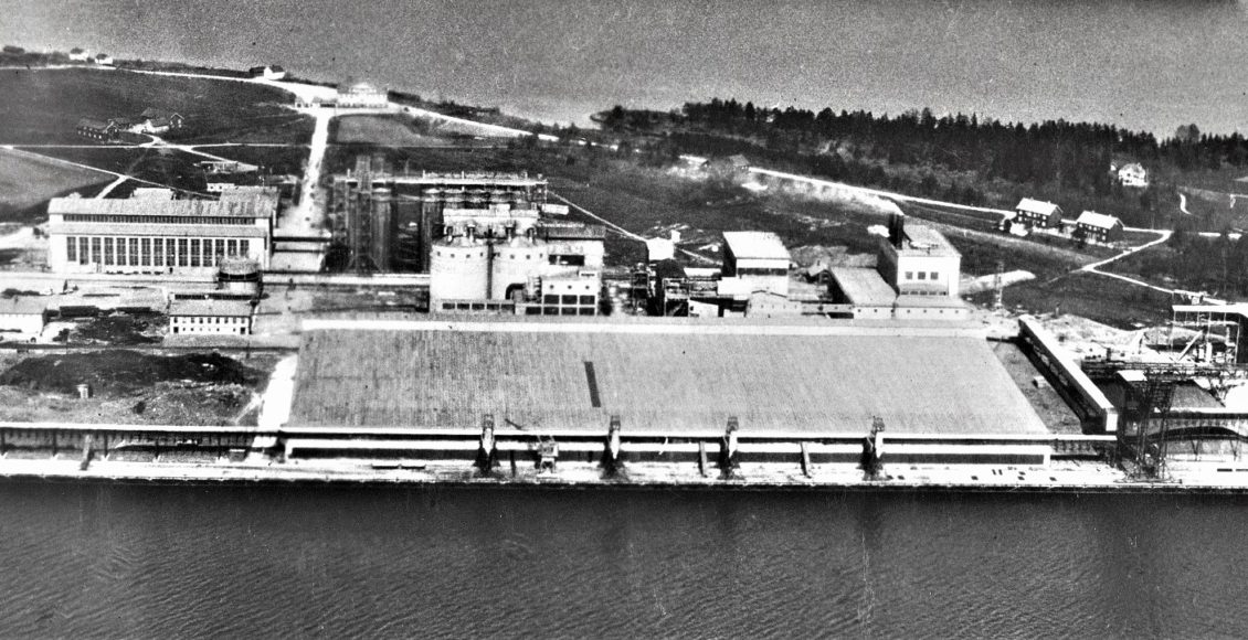 Herøya ved inngangen til 1930-tallet, da det første utbyggingstrinnet var fullført. (Foto: Hydro/NIA).
