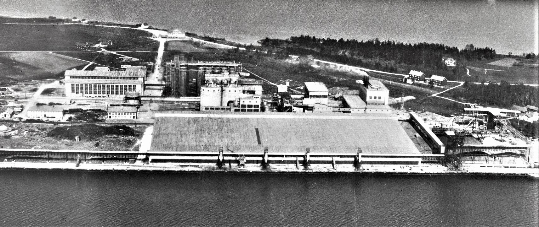 Herøya ved inngangen til 1930-tallet, da det første utbyggingstrinnet var fullført. (Foto: Hydro/NIA).