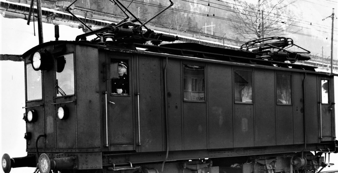 Helt i front: Med strøm fra Svelgfoss I var elektrifiseringen av Tinnosbanen (og Rjukanbanen) i 1911 virkelige pionerprosjekter. De var blant de første med høyspent elektrifisering av hovedlinjer i Europa og satte standard for normalsporet elektrisk jernbane i Vest-Europa. På bildet ses et av de tidlige el-lokomotivene på Rjukanbanen. (Foto: Hydro/NIA).