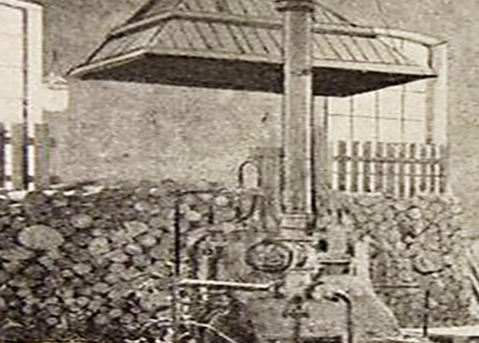 Det andre biletet frå tresliperiet, mest truleg frå 1899, syner at det var installert glødelampe for å gje ljos til arbeidet i sliperiet. (Foto: Tinfos/NIA).