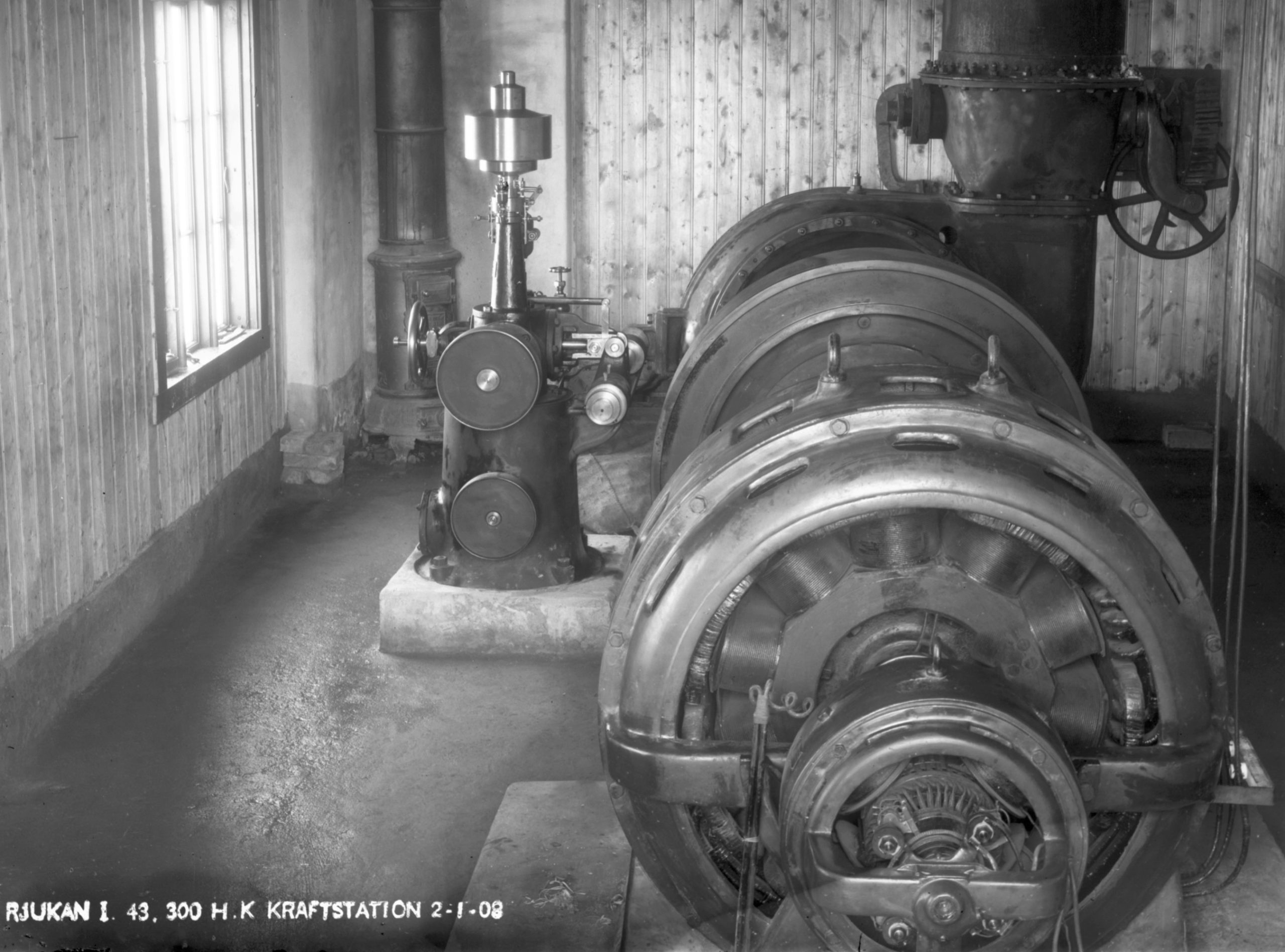 Turbinene måtte passes 24 timer i døgnet. Tempoet kunne avleses og justeres fra hastighetsregulatoren mellom turbinen og generatoren. (Foto: Hydro).