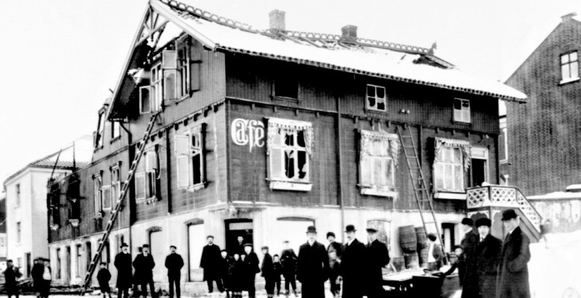 Etter brannen: En trebygning i Telegata på Notodden ble flammenes rov. Bygget ble revet og seinere etterfulgt av Medalen-gården, som ble oppført i jugend-stil. (Foto: NIA).