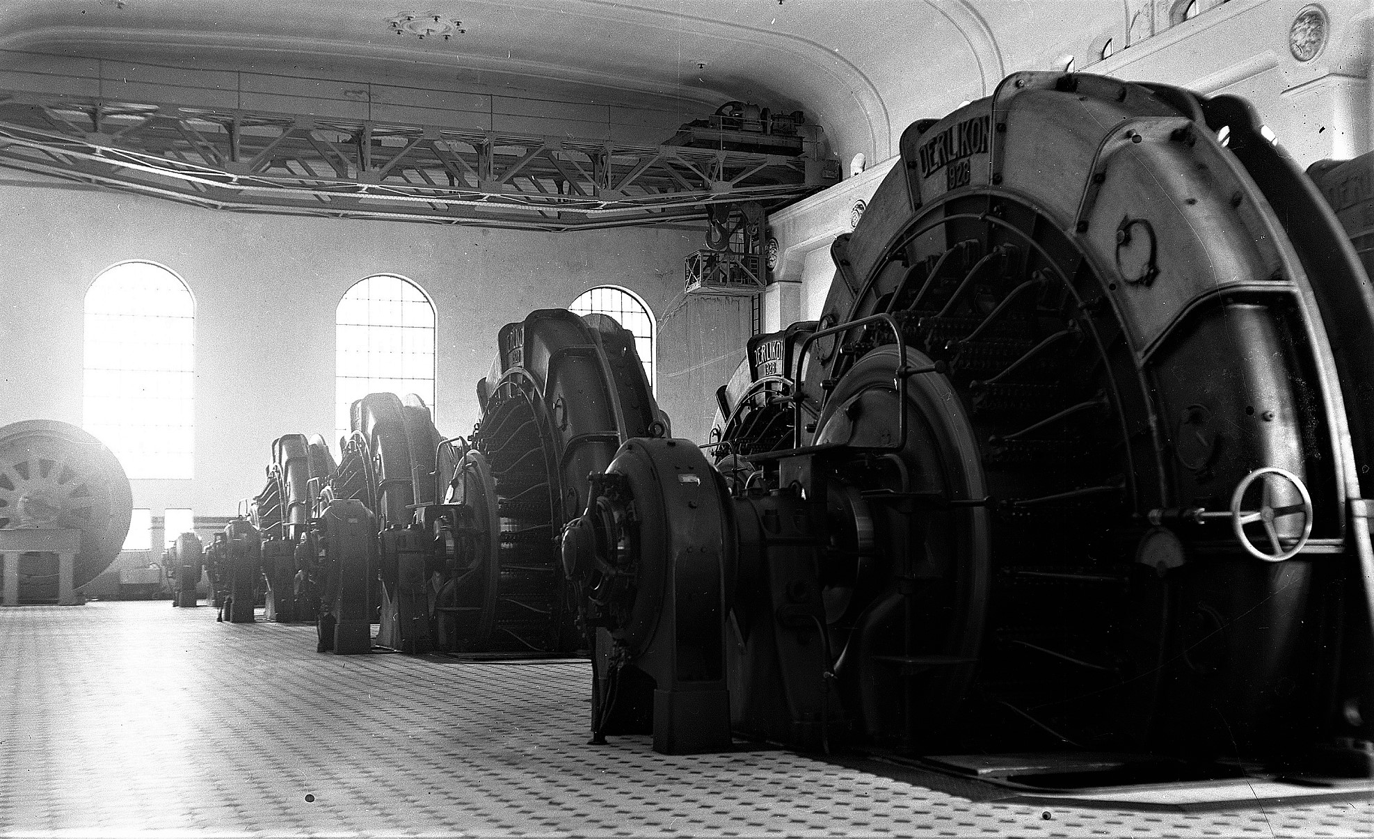 Den unge ingeniøren Arthur Anthonisen fra Horten var med og monterte turbiner og generatorer i maskinhallen på Vemork, prikken over i-en i et prosjekt verden ikke hadde sett maken til. (Foto: NIA).
