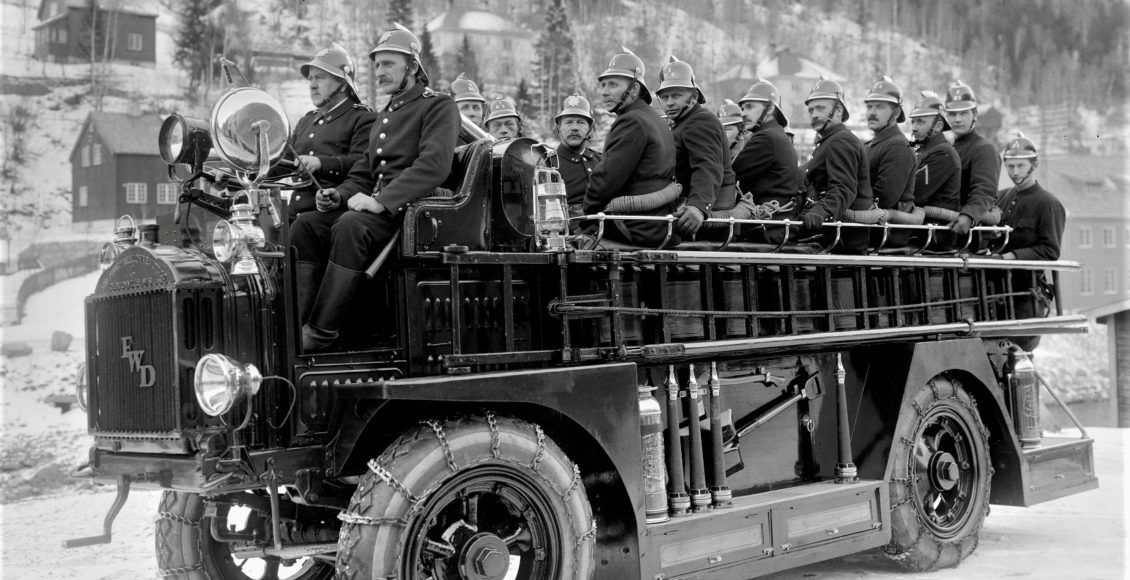 I 1924 gikk brannvernet på Rjukan til innkjøp av en brannbil med firehjulstrekk. (Foto: NIA).
