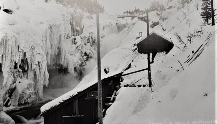 Kraftstasjonen rett ovenfor Rjukanfossen ga strøm til utbyggingen på Vemork. Men den var ment å være midlertidig og ble ikke engang gitt et eget navn. (Foto: Hydro).