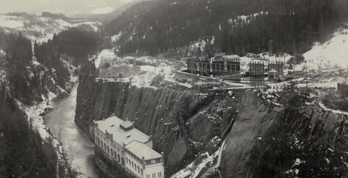 Svelgfoss-utbyggingen, med kraftverk i juvet, tunneler og oppdemming av Tinnåa, var Hydros svenneprøve og foregikk samtidig med at man bygde «den store fabrikk» nede ved Heddalsvannet på Notodden i årene 1905-07. (Foto: Hydro/NIA).