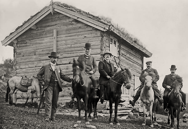 H.C. Hansen (midt i bildet) var med i den første Møsvannskomiteen. Helt til høyre ses Hans H. Holta. På hesten mellom dem sitter Sam Eyde. (Foto: Tinfos).