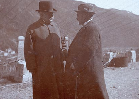 Klare til å bygge bane? Gunnar Knudsen og Sam Eyde forhandlet om en løsning for jernbane fra Notodden til Porsgrunn både før, under og etter turen til Rjukan i mai 1913. Her er de to i samtale under et innlagt besøk på Vemork kraftverk.