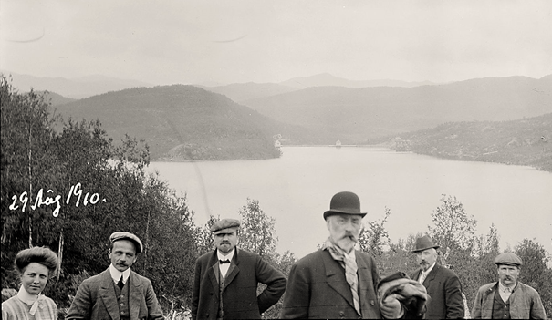 H.C. Hansen (i forgrunnen) på befaring ved Møsvatn i 1910, etter at andre byggetrinn på dammen er fullført. (Foto: Tinfos).