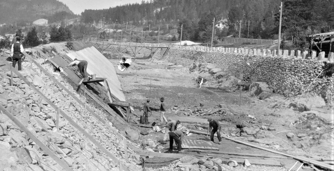 Dristig og gigantisk: Holtakanalen og Tinfos II var store og krevende prosjekter for sin tid. På bildet ser vi at det støpes betongplater på kanalens vestside for å gjøre den tilnærmet tett. (Foto: Tinfos/Hydro).