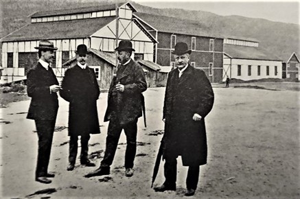 Som Norges første med doktorgrad i kjemi kom Emil Collett (t.v.) i 1904 til Notodden og ble sjef for salpeterfabrikken. (Foto: Hydro).
