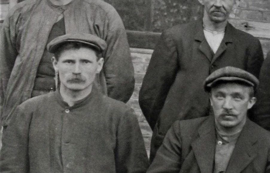Snekker og tillitsmann: Ole G. Aasland (t.v. i første rekke) sammen med kolleger ved fabrikken på Notodden. Året er 1912, da Hydros arbeiderfond ble opprettet. (Foto: Hydro).