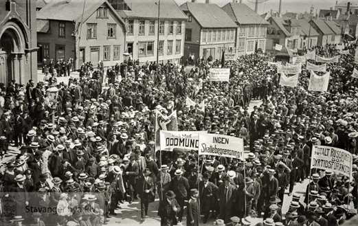 Gjennom faglig og partipolitisk organisering og sterke frivillige organisasjoner ble det gjennomført en rekke sosialpolitiske reformer i årene før 1920. Bildet er fra en demonstrasjon i Stavanger under første verdenskrig. (Foto: Stavanger Byarkiv).
