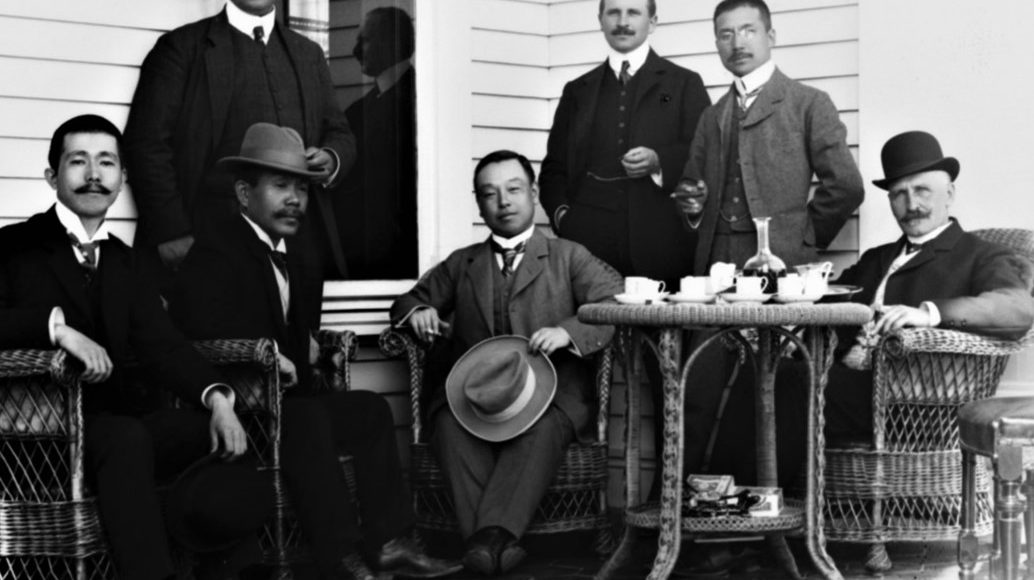 Sommeren 1908 kom prins Kuni av Japan på besøk til salpeterfabrikken på Notodden. Da var Eivind Bødtker Næss (nr. 2 i andre rekke) allerede godt innarbeidet som fabrikksjef. (Foto: Hydro).