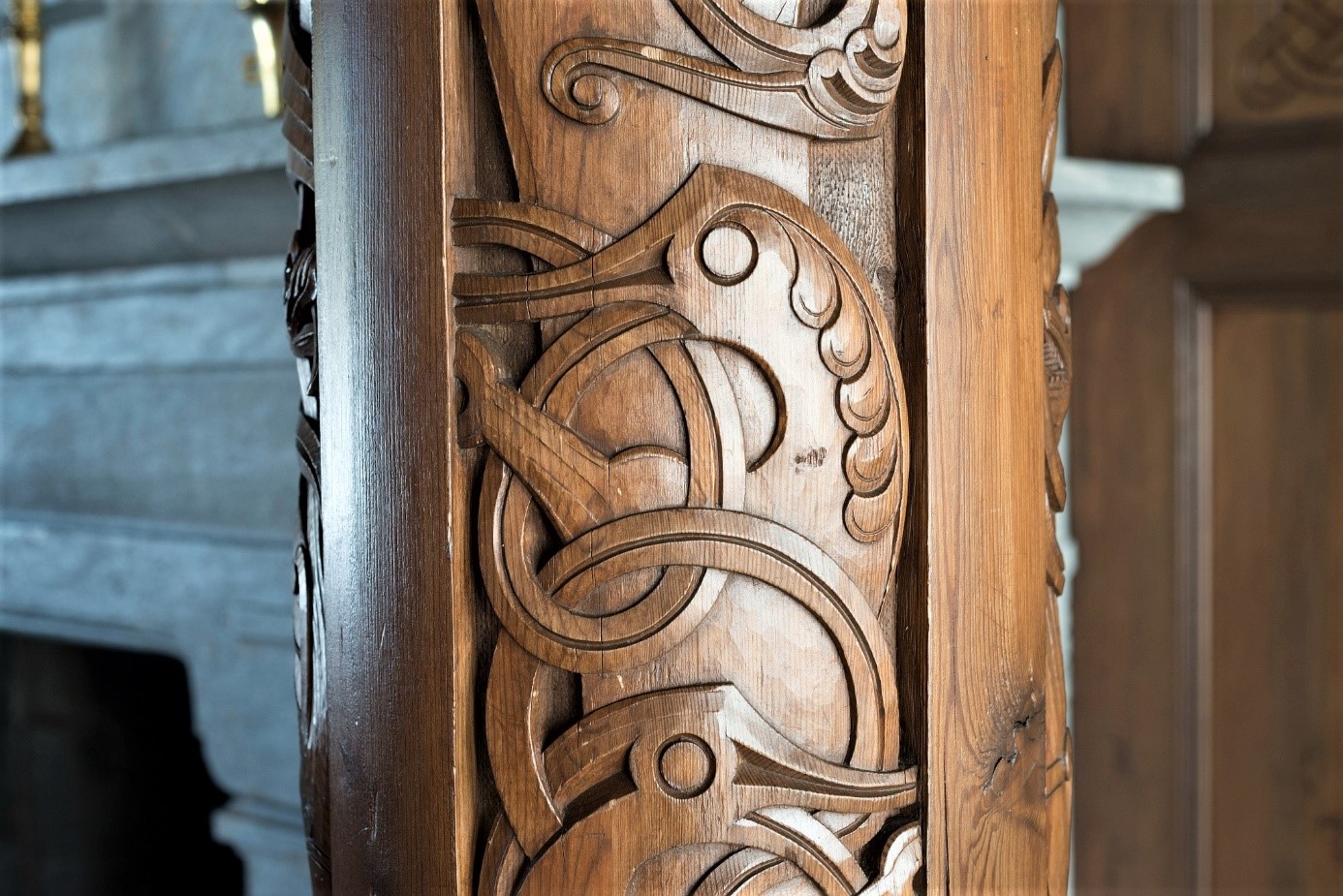 Detalj fra en av søylene i hallen. (Foto: Per Berntsen).