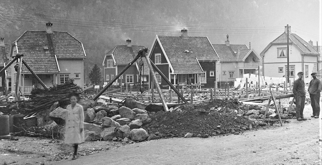 Magnus Poulsson: I arkitektkonkurransen om «Egne hjem»-boliger på Rjukan ble det visstnok ikke utdelt noen første-premie. Magnus Poulsson vant andre-premien, og hans husmodeller ble oppført. (Foto: Hydro/NIA).