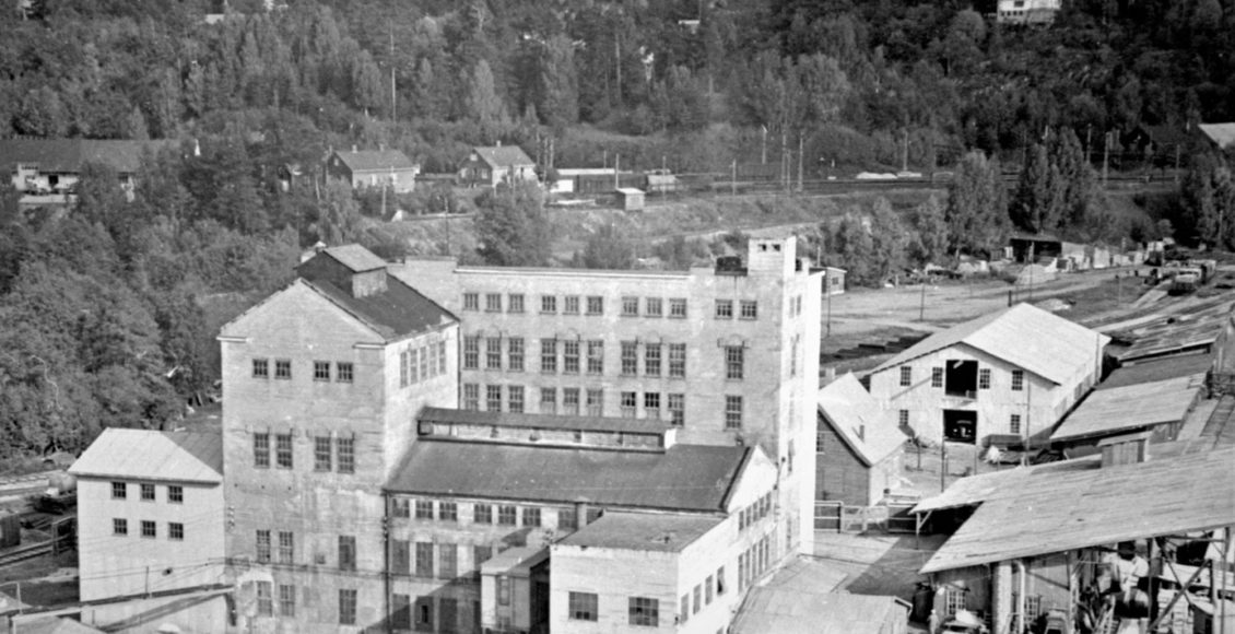 Fra midten av 1920-tallet foregikk mye av forskningsarbeidet i Hydro i denne bygningsmassen ved fabrikkene på Notodden, også de tidligste forsøk på å lage lettmetaller. (Foto: Hydro/NIA).