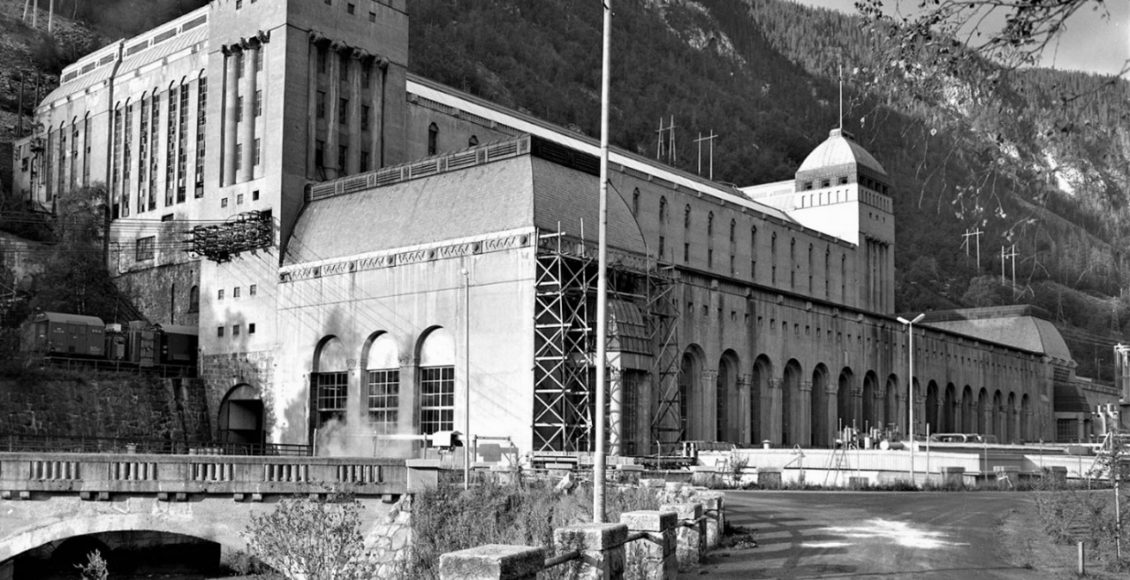 Thv. Astrup: Med kraftverk i underetasjen og fabrikk i de høyere etasjer ble Såheim gigantisk og vakkert og regnes som et av de mest monumentale industrianlegg i Norge. /Foto: Hydro/NIA).