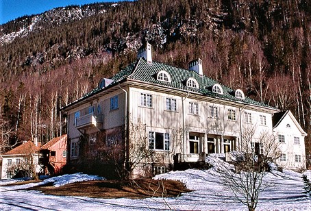 Thv. Astrup: Adminiet på Rjukan (1908) ble tegnet og oppført i empirepreget jugendstil. Det regnes som et av de flotteste bygg i denne stilen. (Foto: Hydro/NIA).