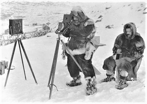 Carl Størmer og assistenten, B.J. Birkeland, fotograferer nordlyset i Alta (1910). (Foto: A.B. Wilse).