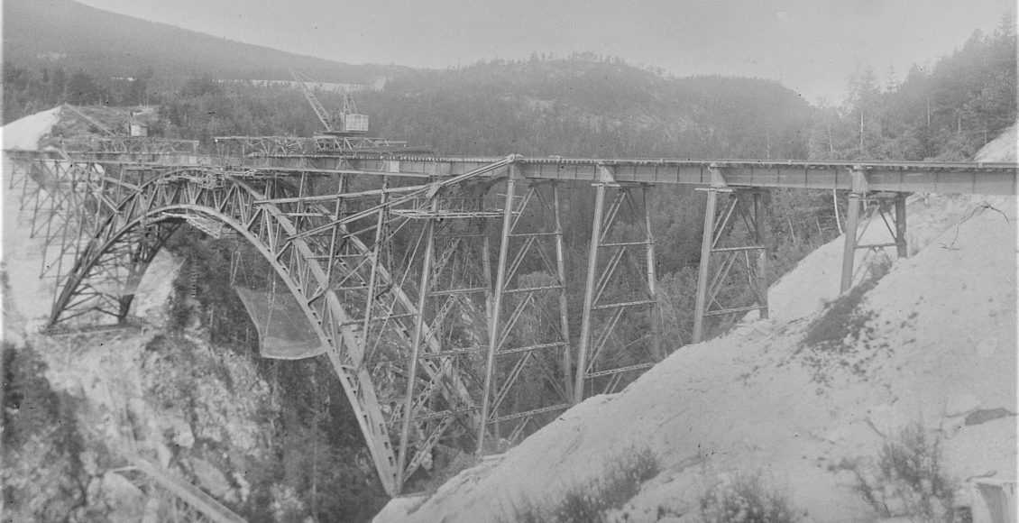 En ingeniørbragd: Sammenføyningen av Hjukse bro påkalte Wilses interesse. Han tok en rekke bilder av dette prosjektet. (Foto: A.B. Wilse).