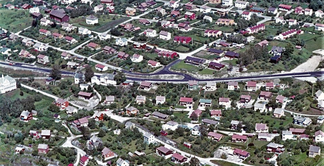 For noen generasjoner tilbake var Tveiten et område med  flere bondegårder. Den store forandringen kom ved inngangen til 1950-tallet, da flere boligområder ble bygd ut. Tveiten ble en smeltedigel med folk fra ulike miljøer og forskjellige arbeidssteder. (Foto/fotoeier: Asle Bjerva).