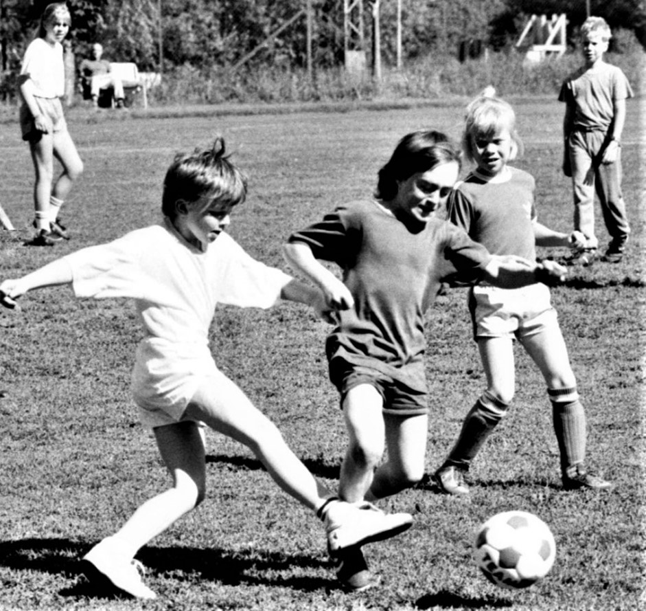 En gang ble vi invitert til å spille på en ordentlig fotballbane. Banen var stor og uoversiktlig. Resultatet har jeg glemt.. (Foto: T. Lepperød/NIA).