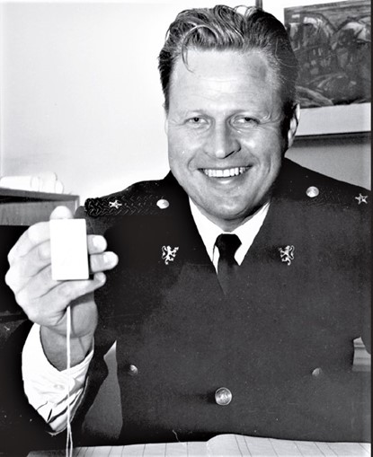 Politibetjent Åsmund Landsverk, for anledningen med refleksbrikke. (Foto: Teledølen/NIA).