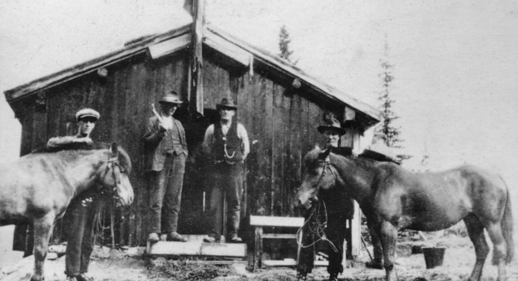 «Telefonhytta» ved Vordalstjønn, (øst for Gaustablikk), var et helt nødvendig overnattingssted for karene som holdt telefonforbindelsen operativ langs vestsiden av Tinnsjøen. (Fotoeier: Hans Petter Andersen).