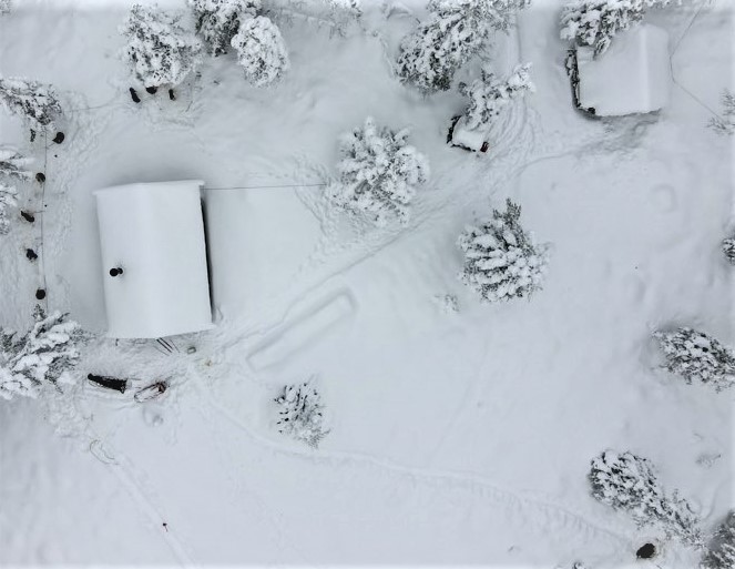 Ingen tilfeldigheter: Til «telefonhytta» hørte også en stall (ses oppe i høyre hjørne) og et naturlig oppkomme, ei olle som ga tilgang til vann også i vintermånedene (ses nede i høyre hjørne). (Foto: J.E. Pedersen).