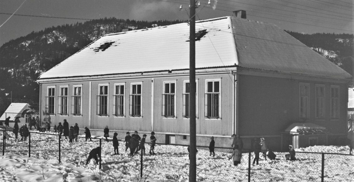 Skolen på Rådhusplassen, like ved det Notodden kirke ble reist, var ett av tre like skolebygg som kunne tas i bruk i 1919. (Foto: H. Johnsrud/NIA).