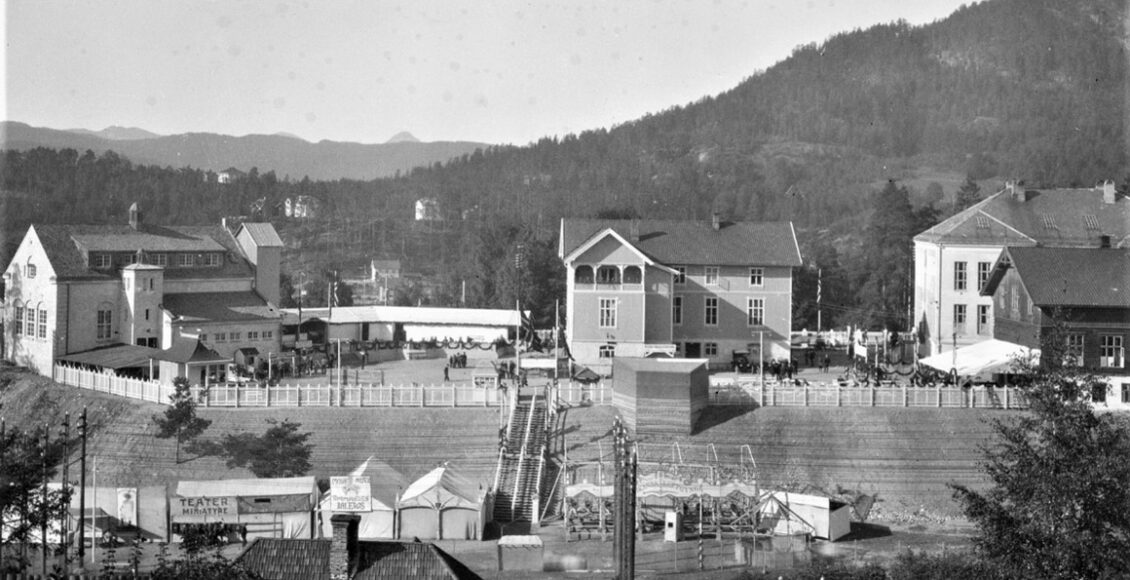 «Sentrumskolen» i 1922, med første byggetrinn av Gulbygget til venstre. I høyre bildekant ses blåbygget og vaktmesterboligen, som også ga rom for klasserom og sløydsal i kjelleren. (Foto: H. Johnsrud/NIA).